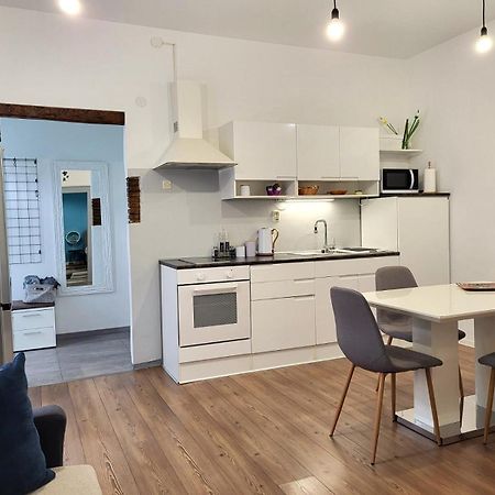 Holiday Home Blue Door In Pula Bagian luar foto