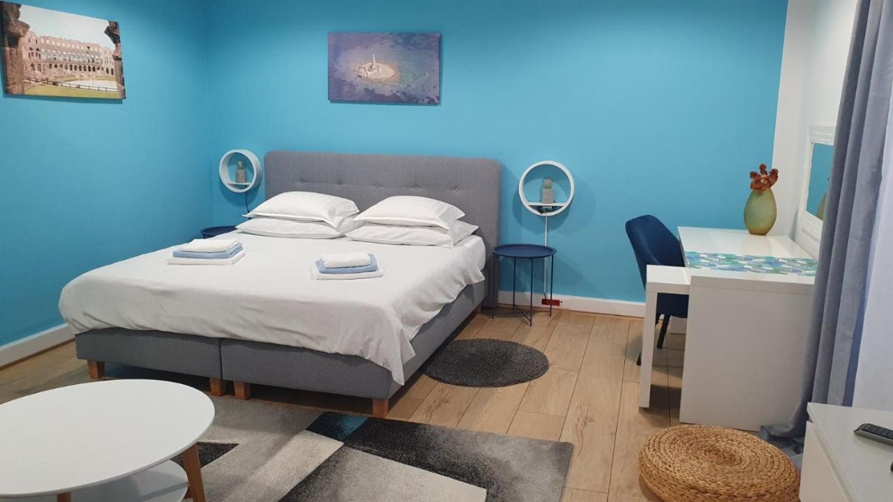 Holiday Home Blue Door In Pula Bagian luar foto