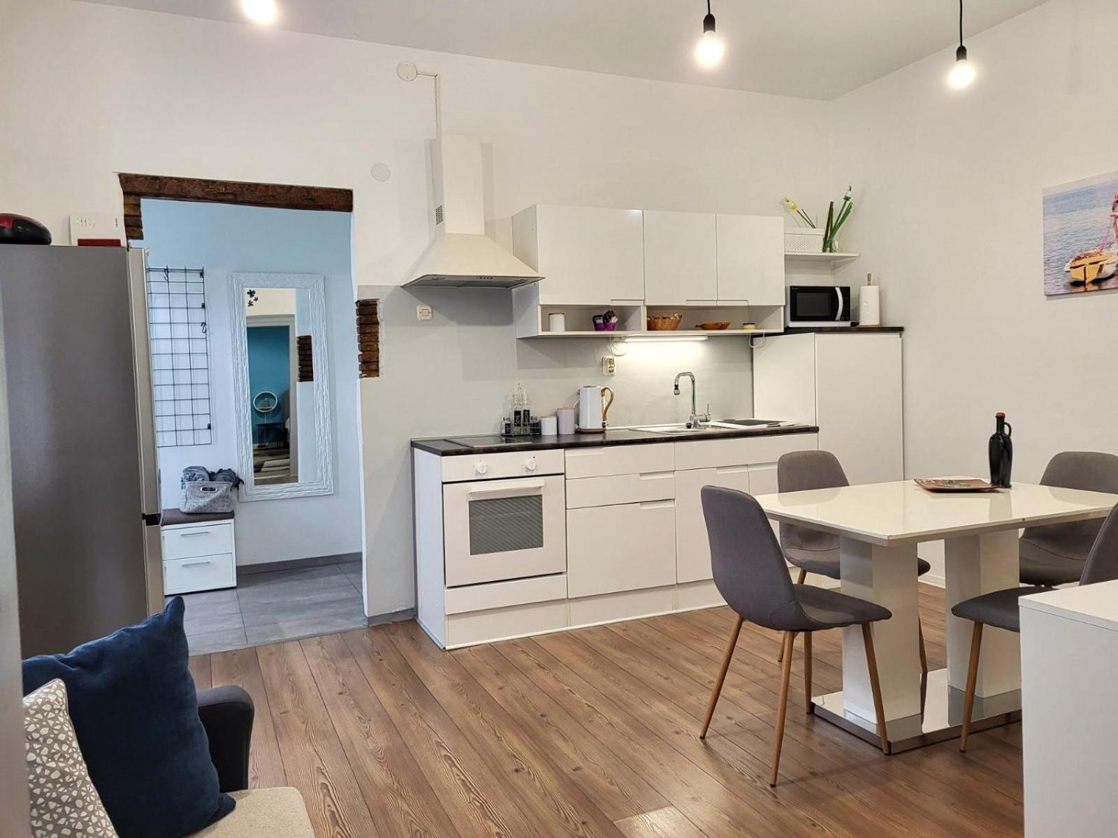 Holiday Home Blue Door In Pula Bagian luar foto