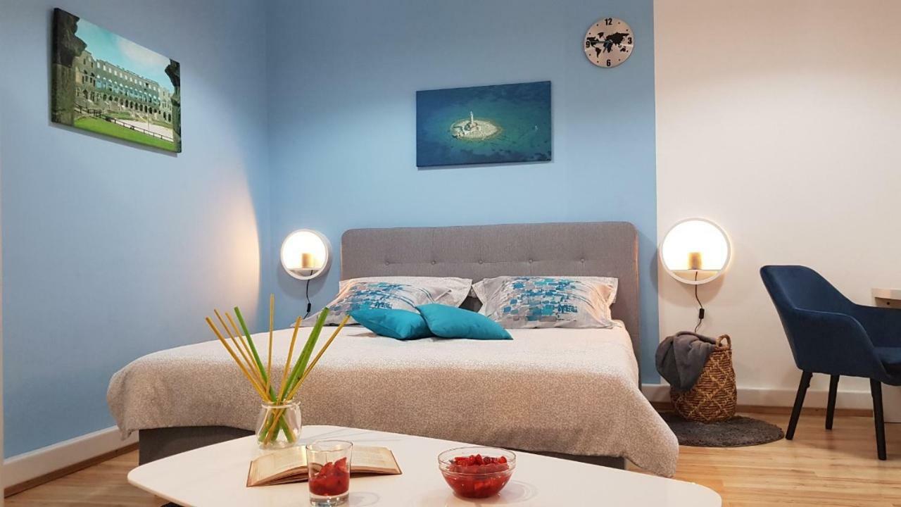 Holiday Home Blue Door In Pula Bagian luar foto