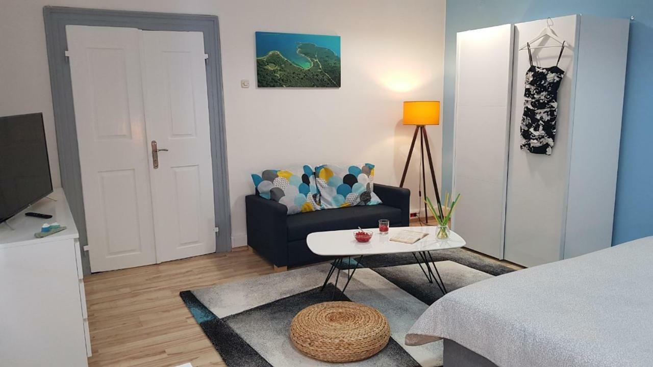 Holiday Home Blue Door In Pula Bagian luar foto