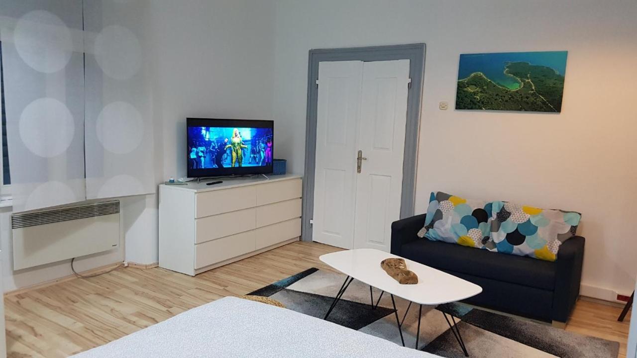 Holiday Home Blue Door In Pula Bagian luar foto
